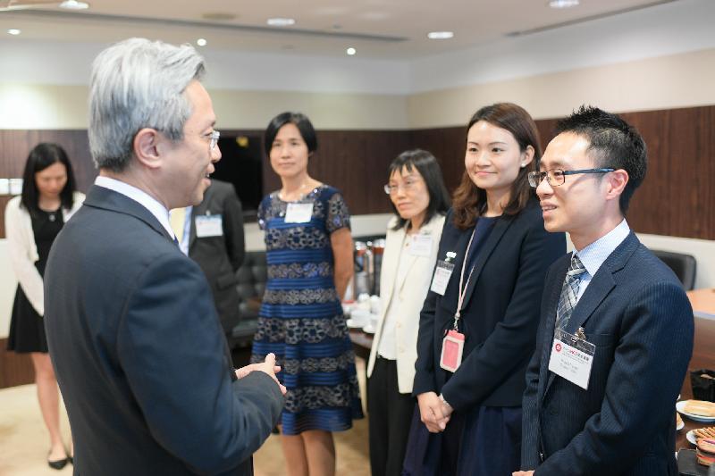 The Secretary for the Civil Service, Mr Joshua Law (left), today (October 26) visits Invest Hong Kong and meets with staff representatives of various grades at a tea gathering to exchange views on matters of concern.
