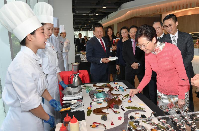 The Chief Executive, Mrs Carrie Lam, this afternoon (October 26) attended the grand opening ceremony of the International Culinary Institute in Pok Fu Lam. Photo shows Mrs Lam (first right) touring the facilities.