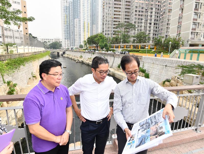 The Secretary for Development, Mr Michael Wong, visited Wong Tai Sin District this afternoon (October 26). Photo shows Mr Wong (centre) and the Chairman of the Wong Tai Sin District Council, Mr Li Tak-hong (left), being briefed by the Chief Engineer of the Drainage Services Department, Mr Raymond Tai (right), on the background, features and progress of the Kai Tak River makeover.