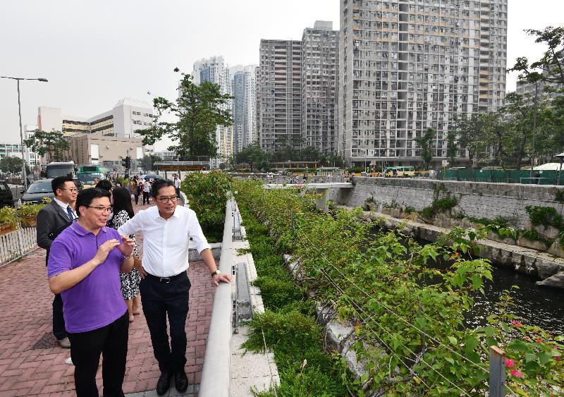 The Secretary for Development, Mr Michael Wong, visited Wong Tai Sin District this afternoon (October 26). Photo shows Mr Wong (right) and the Chairman of the Wong Tai Sin District Council, Mr Li Tak-hong (left), inspecting the improvement works at the Kai Tak River.