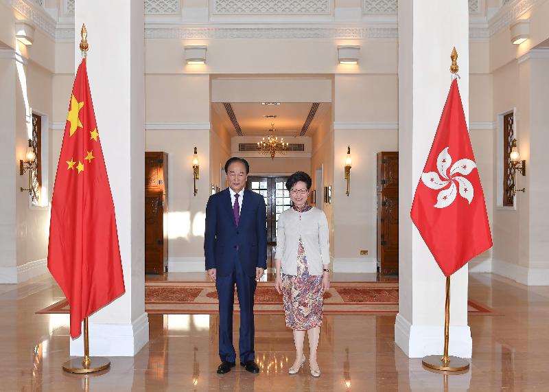 The Chief Executive, Mrs Carrie Lam (right), met the President of the Xinhua News Agency, Mr Cai Mingzhao (left), at Government House today (October 28).