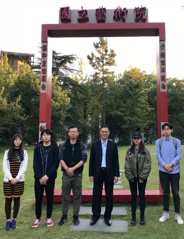 The Secretary for Education, Mr Kevin Yeung (third right), meets with some students from Hong Kong during his visit to the China Academy of Art in Hangzhou today (October 29).