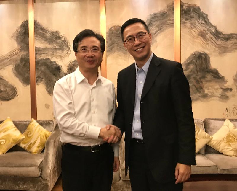 The Secretary for Education, Mr Kevin Yeung (right), met with the Secretary of the CPC Hangzhou Municipal Committee, Mr Zhou Jiangyong (left), yesterday (October 28). 