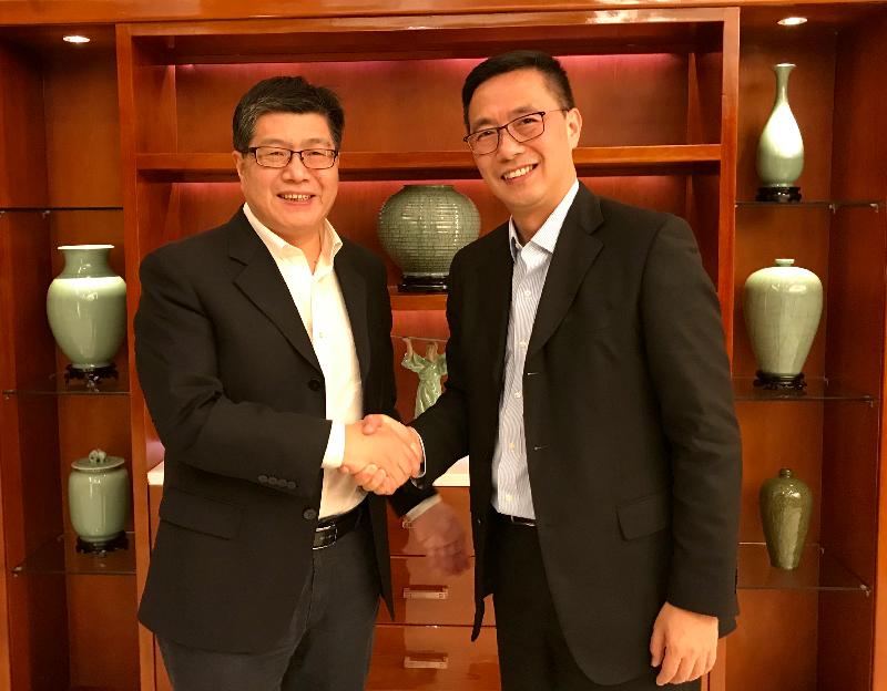 The Secretary for Education, Mr Kevin Yeung (right), today (October 29) meets the Vice Governor of Zhejiang Province, Mr Cheng Yuechong (left). 