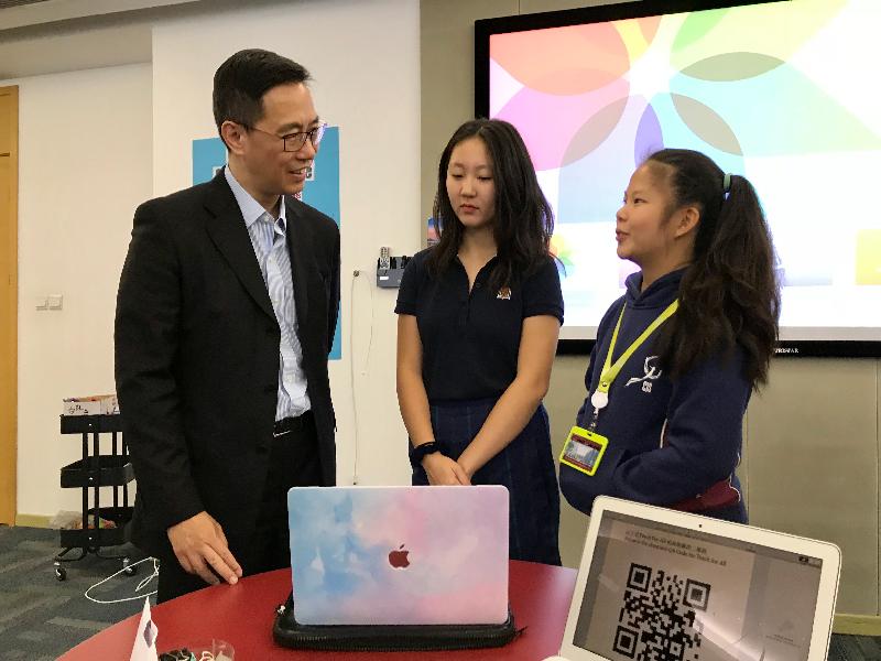 教育局局长杨润雄（左）今日（十月二十九日）参观汉基国际学校的杭州项目「杭州汉基」，并与同学交谈。
