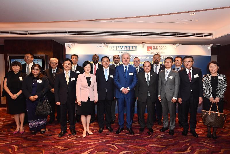 The Chief Secretary for Administration, Mr Matthew Cheung Kin-chung, today (October 29) attended the Belt and Road Conference co-organised by China Daily and the Silk Road Economic Development Research Center. Photo shows Mr Cheung (front row, fourth right); the Publisher and Editor-in-Chief of China Daily Asia Pacific, Mr Zhou Li (front row, third right); the Chairman of the Silk Road Economic Development Research Center, Mr Joseph Chan (front row, fifth left); Secretary-General of the Shanghai Cooperation Organisation, Mr Rashid Alimov (front row, fifth right); and other guest before the conference.