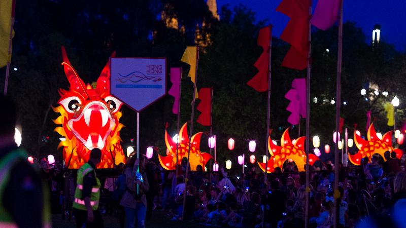 在香港駐悉尼經濟貿易辦事處的支持下，澳亞藝術節主辦機構阿德萊德藝術中心十月二十七日（阿德萊德時間）於Elder Park舉行的綵燈巡遊中引入四十米長的香港飛龍綵燈。