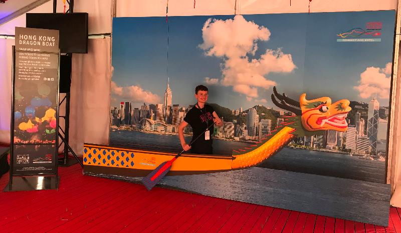香港駐悉尼經濟貿易辦事處再度參與澳洲阿德萊德首屈一指的國際藝術節——澳亞藝術節，富香港特色的活動包括以維多利亞港為背景的龍舟造型攝影區。