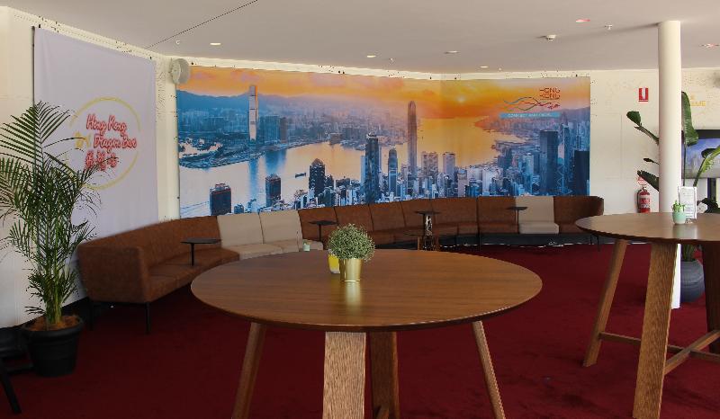 香港驻悉尼经济贸易办事处再度参与澳洲阿德莱德首屈一指的国际艺术节——澳亚艺术节，富香港特色的活动包括融合香港品牌设计的香港飞龙吧。