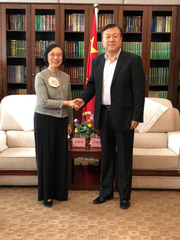 The Secretary for Food and Health, Professor Sophia Chan (left), today (October 29) meets with the Vice Minister of Agriculture and Rural Affairs, Mr Yu Kangzhen, in Beijing to enhance exchanges on matters related to food safety and supply of agricultural food to Hong Kong as well as to learn about the latest situation of the outbreak of African swine fever on the Mainland.