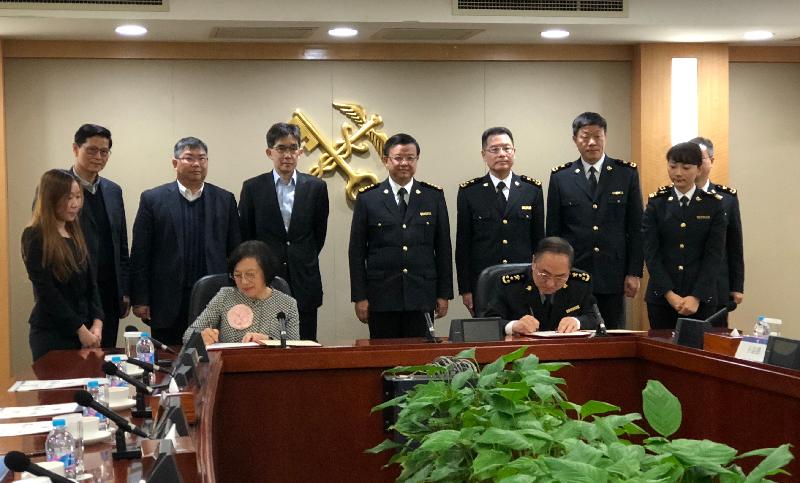 The Secretary for Food and Health, Professor Sophia Chan (front row, left), today (October 29) in Beijing signs a protocol with the Director General of the General Office of the General Administration of Customs, Mr Zhang Guangzhi (front row, right), on the inspection and quarantine arrangements for bird's nest products.