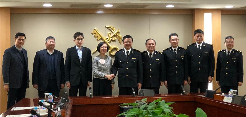 The Secretary for Food and Health, Professor Sophia Chan (fourth left); the Minister of the General Administration of Customs, Mr Ni Yuefeng (centre); the Permanent Secretary for Food and Health (Food), Mr Philip Yung (third left); the Director of Agriculture, Fisheries and Conservation, Dr Leung Siu-fai (second left); the Controller of the Centre for Food Safety, Dr Ho Yuk-yin (first left); and other officials from the General Administration of Customs are pictured after the signing ceremony in Beijing today (October 29).