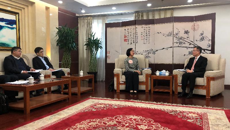 The Secretary for Food and Health, Professor Sophia Chan (third left), today (October 29) meets with the Deputy Director of the Hong Kong and Macao Affairs Office of the State Council, Mr Song Zhe (first right), in Beijing. Looking on are the Permanent Secretary for Food and Health (Food), Mr Philip Yung (second left), and the Director of Agriculture, Fisheries and Conservation, Dr Leung Siu-fai (first left). 