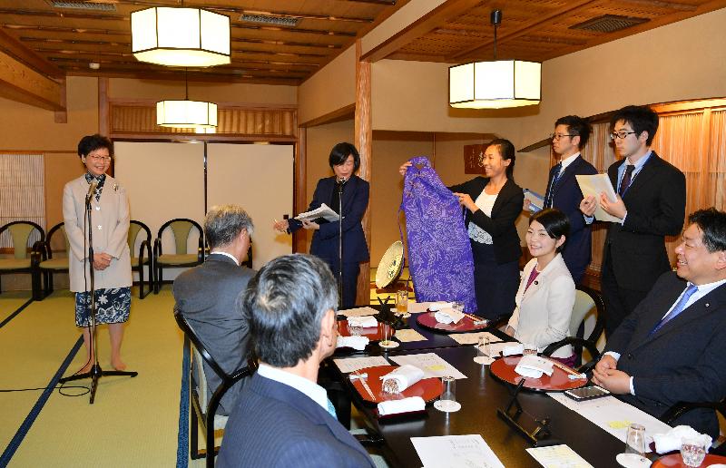 The Chief Executive, Mrs Carrie Lam, arrived in Tokyo, Japan this afternoon (October 29) to kick start her five-day visit to Japan. Photo shows Mrs Lam (first left) introducing an apron, in the design of a cheongsam, as a souvenir to the Members of Parliament at a dinner hosted by the Japan-Hong Kong Parliamentarian League. The handmade apron is produced by the Hong Kong Arts Centre.

