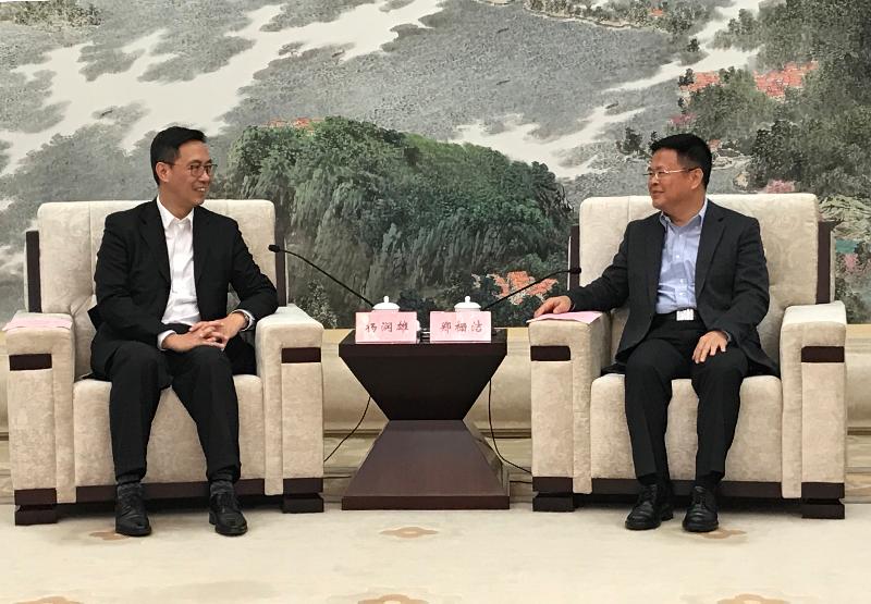 教育局局長楊潤雄（左）今日（十月三十日）在寧波與寧波市委書記鄭柵潔（右）會面。