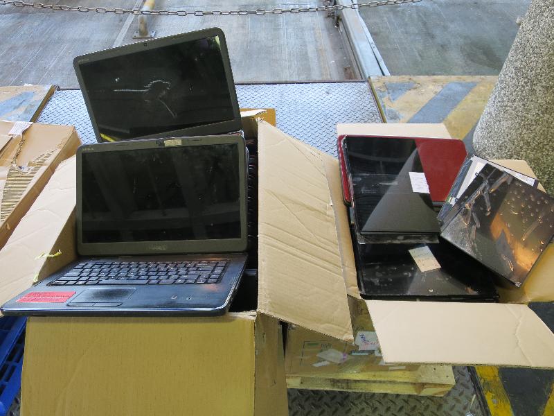 The Environmental Protection Department staff intercepted an imported container from Chongqing at the Kwai Chung Container Terminals in May this year and found that it was loaded with hazardous e-waste comprising waste printed circuit boards, waste batteries and waste flat panel displays, with a total weight of about 1 tonne.