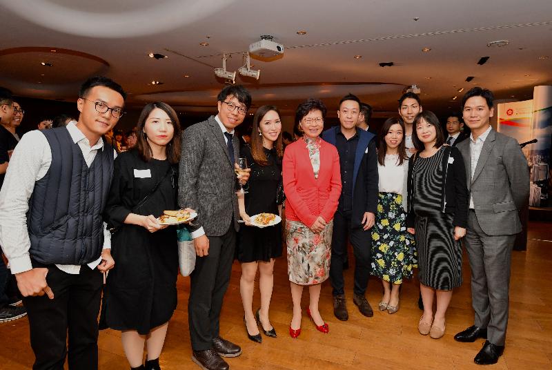 行政長官林鄭月娥（左五）今晚（十月三十日）在東京繼續訪問日本行程，並和在當地居住、工作及學習的二百多位港人聚會。