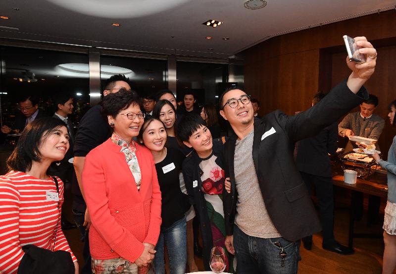 行政長官林鄭月娥（左二）今晚（十月三十日）在東京繼續訪問日本行程，並和在當地居住、工作及學習的二百多位港人聚會。