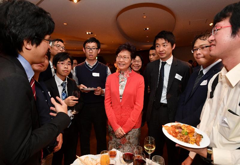 行政長官林鄭月娥（右四）今晚（十月三十日）在東京繼續訪問日本行程，並和在當地居住、工作及學習的二百多位港人聚會。