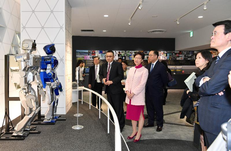 The Chief Executive, Mrs Carrie Lam, continued her visit to Japan in Ibaraki Prefecture this morning (October 30). Photo shows Mrs Lam (fourth right), accompanied by the Secretary for Commerce and Economic Development, Mr Edward Yau (first right); the Secretary for Innovation and Technology, Mr Nicholas W Yang (third right); and the Director of Information Services, Miss Cathy Chu (second right), visiting the National Institute of Advanced Industrial Science and Technology (AIST) to find out about its operation and scientific research results. Established in 2001, the AIST is one of the largest public research organisations in Japan. It has about 2,000 researchers doing research and development at various research bases across the country.