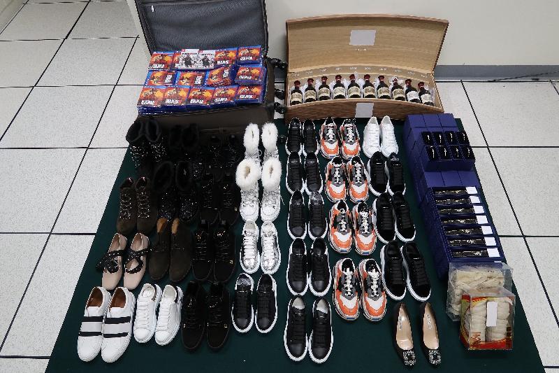 Hong Kong Customs seized a batch of suspected smuggled goods, including 391 game discs, 100 boxes of accessories, 30 pairs of shoes, 10 bottles of red wine and about 1.3kg of bird nest with an estimated market value of about $540,000 at Man Kam To Control Point today (October 30).