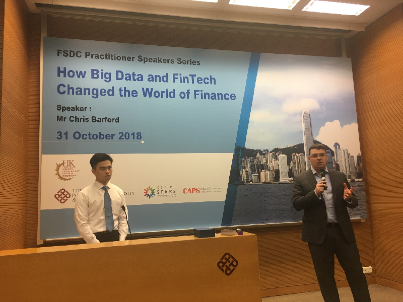 金融發展局今日（十月三十一日）與香港理工大學合辦「大數據及金融科技改變金融世界」論壇。圖示安永金融服務諮詢總監Chris Barford（右）向與會者講解大數據及金融科技如何為金融機構帶來改變。