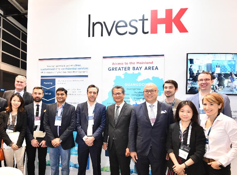 The Financial Secretary, Mr Paul Chan, attended the opening of Hong Kong FinTech Week 2018 this morning (October 31). Photo shows Mr Chan (sixth left) touring the booth of InvestHK.

