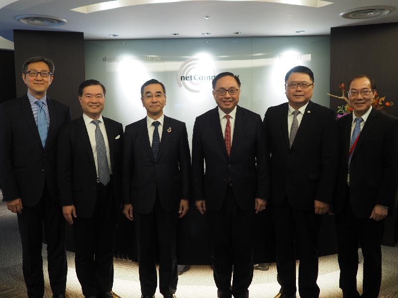 The Secretary for Innovation and Technology, Mr Nicholas W Yang (third right), is pictured with the Fujitsu Corporate Vice Chairman, Mr Nobuhiko Sasaki (third left), in Tokyo after visiting Fujitsu today (October 31). Joining Mr Yang are the Chairman of the Board of Directors of the Hong Kong Science and Technology Parks Corporation, Dr Sunny Chai (second right); the Chairman of the Board of Directors of the Hong Kong Cyberport Management Company Limited, Dr George Lam (second left); and the Chief Executive Officer of the Hong Kong Cyberport Management Company Limited, Mr Peter Yan (first left). 