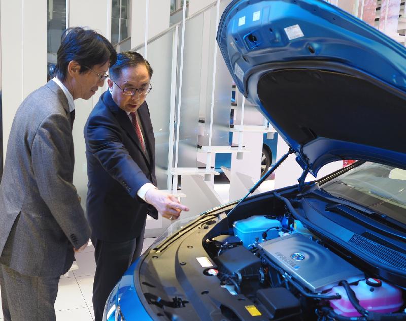 The Secretary for Innovation and Technology, Mr Nicholas W Yang (right), learns about hydrogen-powered fuel cell technology that provides zero emissions during his visit to the Toyota Mirai Showroom in Tokyo today (October 31).