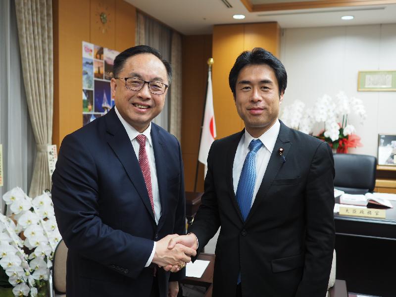 The Secretary for Innovation and Technology, Mr Nicholas W Yang (left), calls on the Parliamentary Vice-Minister of Education, Culture, Sports, Science and Technology of Japan, Mr Takaki Shirasuka (right), in Tokyo today (October 31).