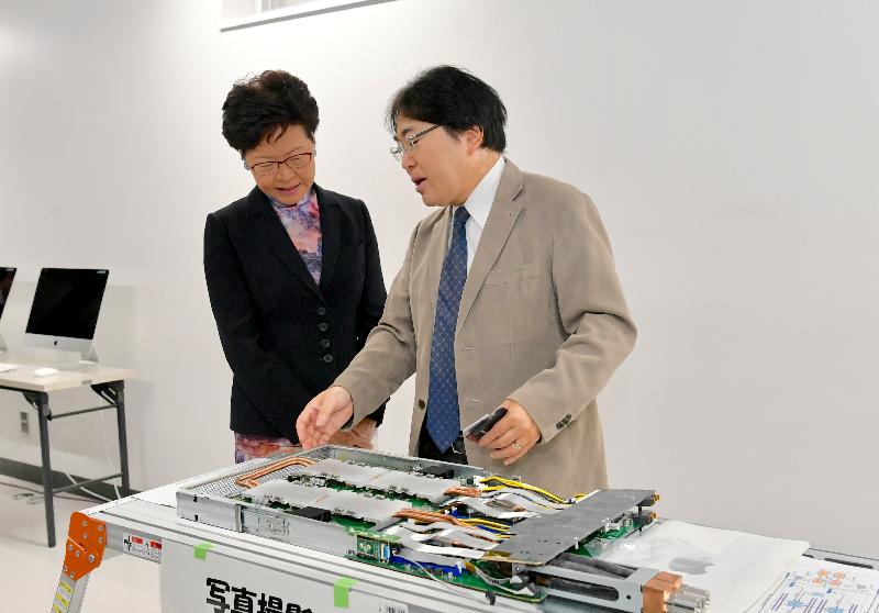 行政长官林郑月娥今日（十月三十一日）早上在东京继续访问日本行程。图示林郑月娥（左）访问东京工业大学期间，听取有关该校的超级电脑Tsubame 3.0的介绍。