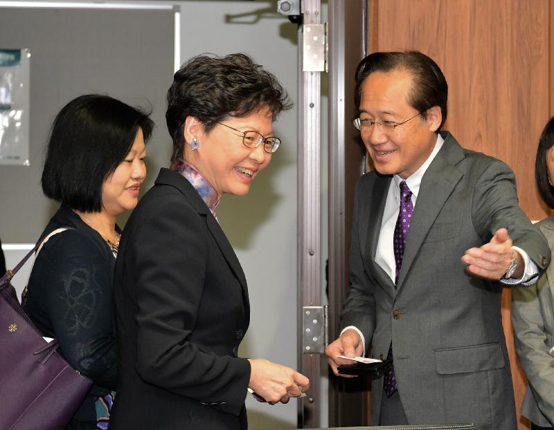 The Chief Executive, Mrs Carrie Lam, continued her visit to Japan in Tokyo this morning (October 31). Photo shows Mrs Lam (centre) visiting Tokyo Institute of Technology and meeting with the President, Professor Kazuya Masu (right).