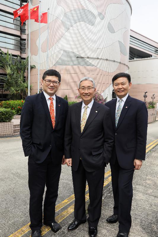 The Hospital Authority (HA) Chairman, Professor John Leong Chi-yan (centre), today (November 1) announced the appointment of Dr Tony Ko (left) as the Chief Executive of the Authority with effect from August 1, 2019 for a term of three years, succeeding Dr Leung Pak-yin (right).