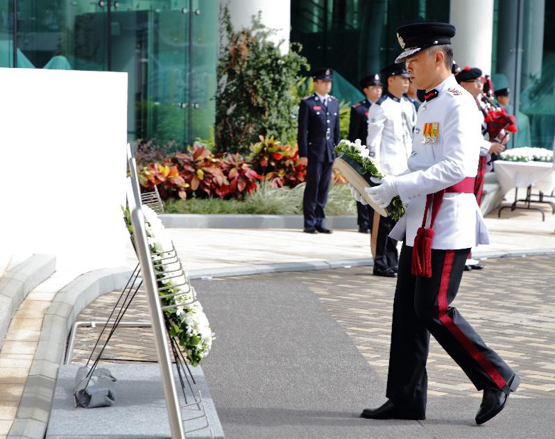消防處處長李建日今日（十一月一日）在「消防處紀念日」儀式上獻上花圈。
