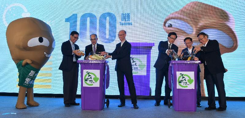The Secretary for the Environment, Mr Wong Kam-sing (third left), officiated with other guests at the pledging ceremony of O∙PARK1 today (November 1). Photo shows (from left) the Vice Chairman of the Association of Restaurant Managers, Mr Tony Tam; the Chairman of the Advisory Committee on Recycling Fund, Mr Jimmy Kwok; Mr Wong; the Chairman of the Panel on Environmental Affairs of the Legislative Council, Dr Junius Ho; the Head of the Department of Biology of Hong Kong Baptist University, Professor Jonathan Wong; and the President and Honorary Chairman of the Hong Kong Waste Disposal Industry Association, Mr Thomas Tam. 