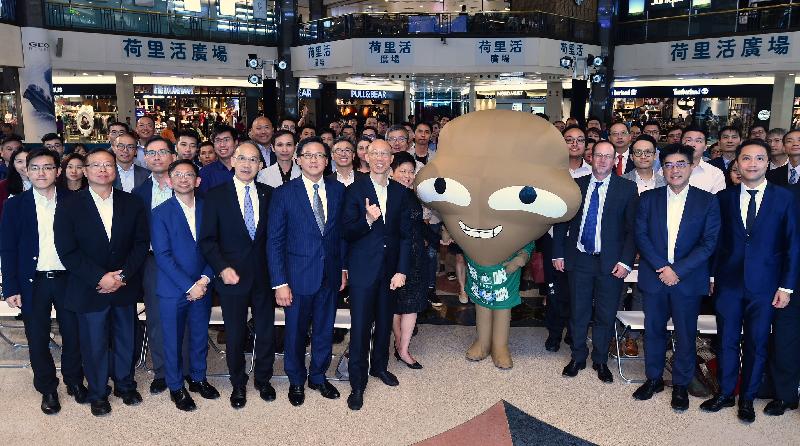 The Secretary for the Environment, Mr Wong Kam-sing (front row, sixth left), is pictured with other guests and related stakeholders at the pledging ceremony of O∙PARK1 today (November 1).