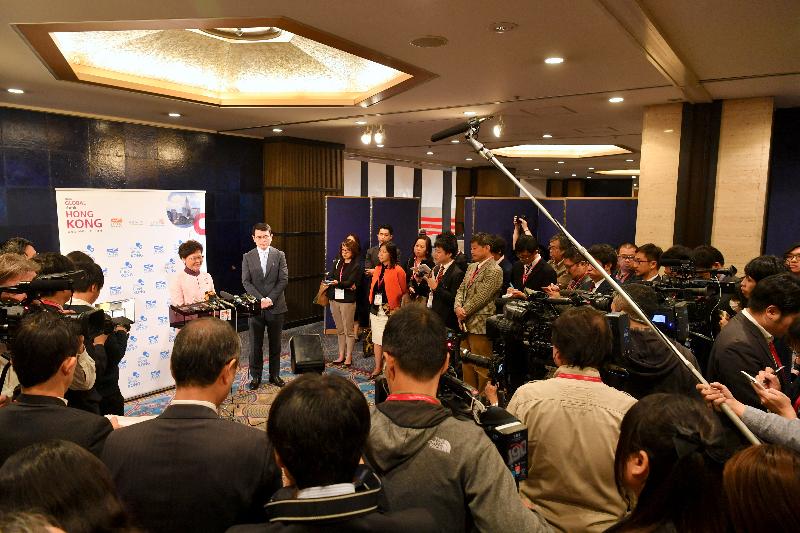 行政长官林郑月娥今日（十一月一日）在东京继续访问日本行程，并出席香港贸易发展局举办的「迈向全球　首选香港」商贸论坛。图示林郑月娥在论坛后会见传媒。