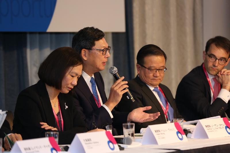 香港金融管理局总裁陈德霖（左二）今日（十一月一日）在东京一个研讨会主持专题讨论环节。
