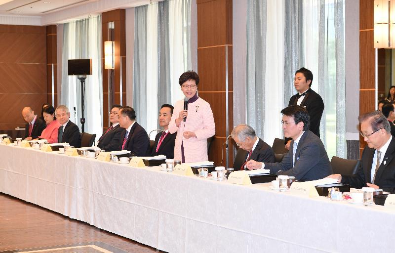 行政長官林鄭月娥今日（十一月一日）在東京繼續訪問日本行程。圖示林鄭月娥（右四）與創科相關的大學、研發機構和企業共二十多名代表共進午餐並發言。

