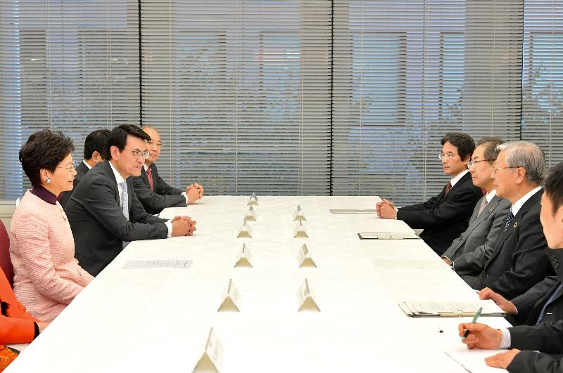 行政長官林鄭月娥今日（十一月一日）在東京繼續訪問日本行程。圖示林鄭月娥（左一）和商務及經濟發展局局長邱騰華（左二）與日本經濟團體聯合會會長中西宏明（右二）會面。