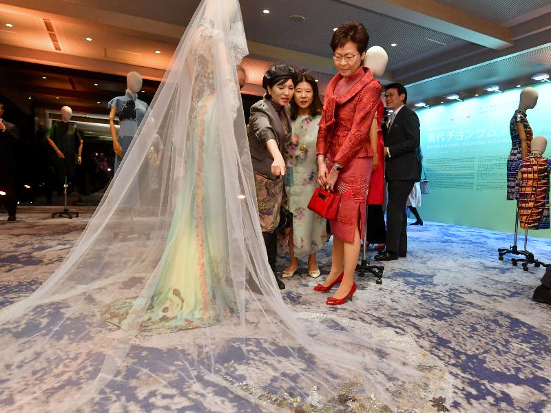 行政長官林鄭月娥今日（十一月一日）在東京繼續訪問日本行程。圖示林鄭月娥（右二）晚上參觀香港藝術中心舉辦的長衫展覽。