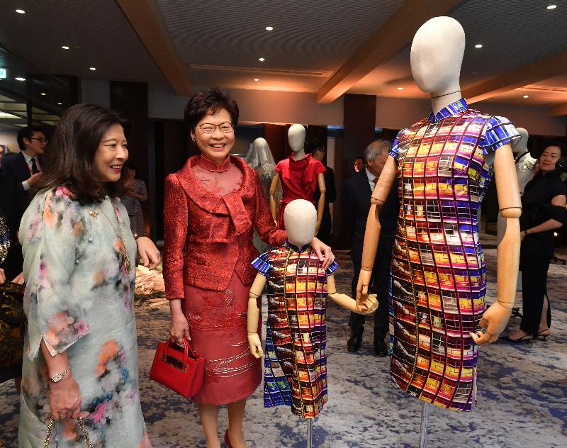 行政長官林鄭月娥今日（十一月一日）在東京繼續訪問日本行程。圖示林鄭月娥（左二）晚上參觀香港藝術中心舉辦的長衫展覽。