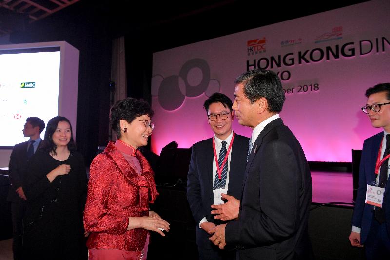 行政長官林鄭月娥今日（十一月一日）在東京繼續訪問日本行程。圖示林鄭月娥（前排左）在香港貿易發展局主辦的「邁向全球　首選香港」晚宴上與嘉賓交談。