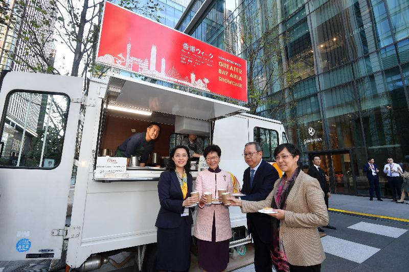 The Chief Executive, Mrs Carrie Lam, continued her visit to Japan in Tokyo today (November 1). Photo shows Mrs Lam (second left); the Director General of the Tourism Administration of Guangdong Province, Ms Zeng Yingru (first left); the Director of the Macao Government Tourism Office, Ms Marie Helena de Senna Fernandes (first right); and the Chairman of the Hong Kong Tourism Board, Dr Peter Lam (second right), visiting a food truck that promotes food of Hong Kong-style cafes.