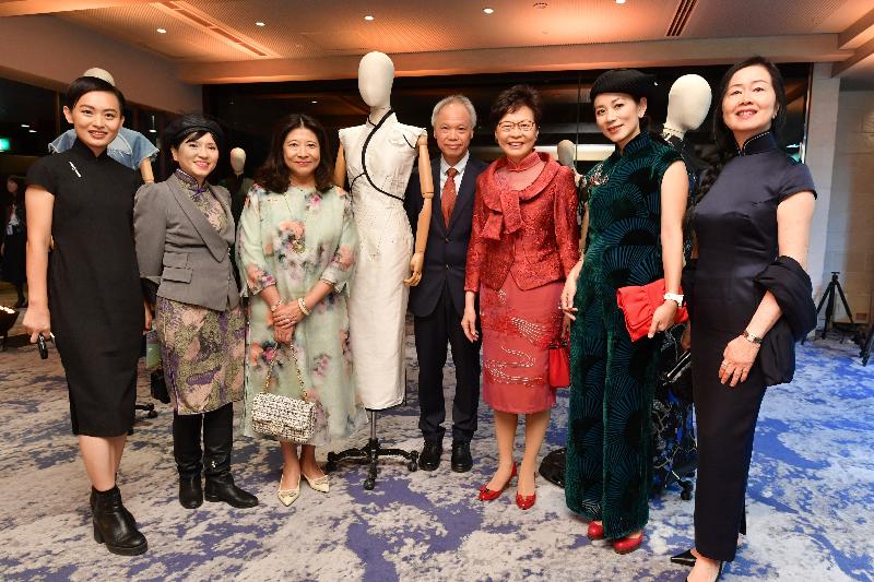 The Chief Executive, Mrs Carrie Lam, continued her visit to Japan in Tokyo today (November 1). Photo shows Mrs Lam (third right) and her husband, Dr Lam Siu-por (fourth right); the Executive Director of Hong Kong Arts Centre, Ms Connie Lam (second left); the Chairperson of the Hong Kong Arts Centre, Mrs Dominica Yang ; and the cheongsam designers at "The Chic of Hybridity: A Collection of Contemporary Cheongsam" in the evening.