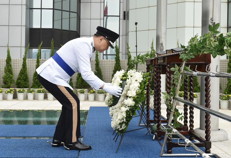 The Hong Kong Police Force holds a ceremony at the Police Headquarters this morning (November 2) to pay tribute to members of the Hong Kong Police Force and Hong Kong Auxiliary Police Force who have given their lives in the line of duty. Photo shows the Commissioner of Police, Mr Lo Wai-chung, laying a wreath in front of the Books of Remembrance in which the names of the fallen are inscribed.