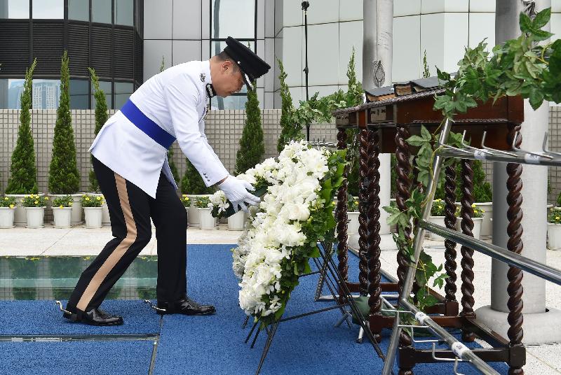 The Hong Kong Police Force holds a ceremony at the Police Headquarters this morning (November 2) to pay tribute to members of the Hong Kong Police Force and Hong Kong Auxiliary Police Force who have given their lives in the line of duty. Photo shows the Commandant of the Hong Kong Auxiliary Police Force, Mr Yang Joe-tsi, laying a wreath in front of the Books of Remembrance in which the names of the fallen are inscribed.