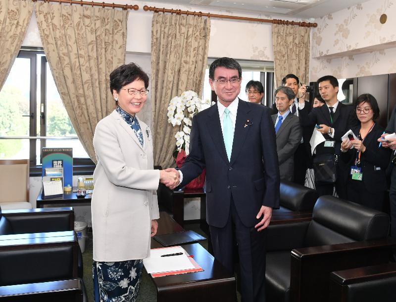 行政長官林鄭月娥今日（十一月二日）在東京進行最後一日訪問日本行程。圖示林鄭月娥（左）與日本外務大臣河野太郎（右）會面。
