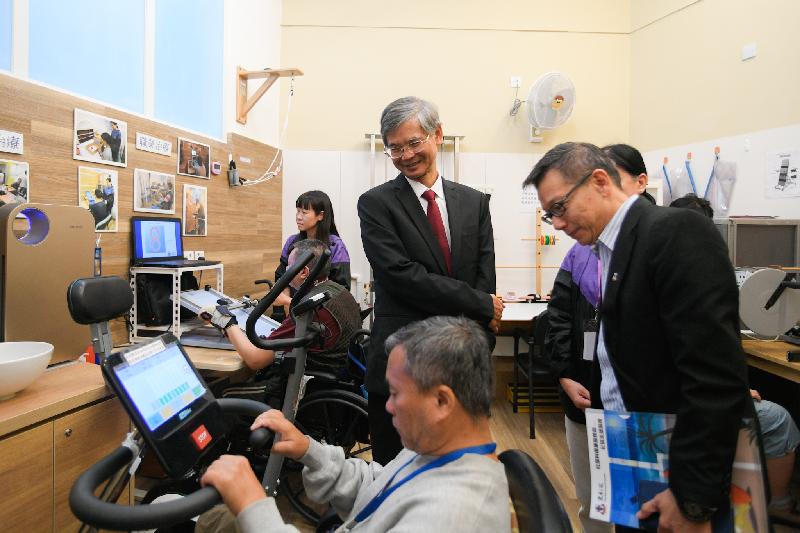 The Secretary for Labour and Welfare, Dr Law Chi-kwong, today (November 2) visited Central and Western District and called at Tung Wah Group of Hospitals Lok Kwan District Support Centre in Sai Ying Pun. Photo shows Dr Law (centre) watching a person with disability receiving occupational therapy and physiotherapy.