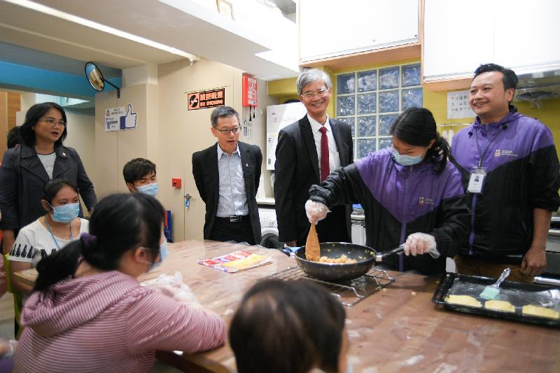 The Secretary for Labour and Welfare, Dr Law Chi-kwong, today (November 2) visited Central and Western District and called at Tung Wah Group of Hospitals Lok Kwan District Support Centre in Sai Ying Pun. Photo shows Dr Law (third right) attending a cooking class with persons with disabilities.